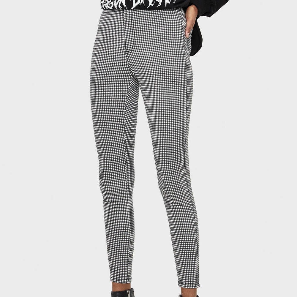 New with tags: High-rise jeggings
